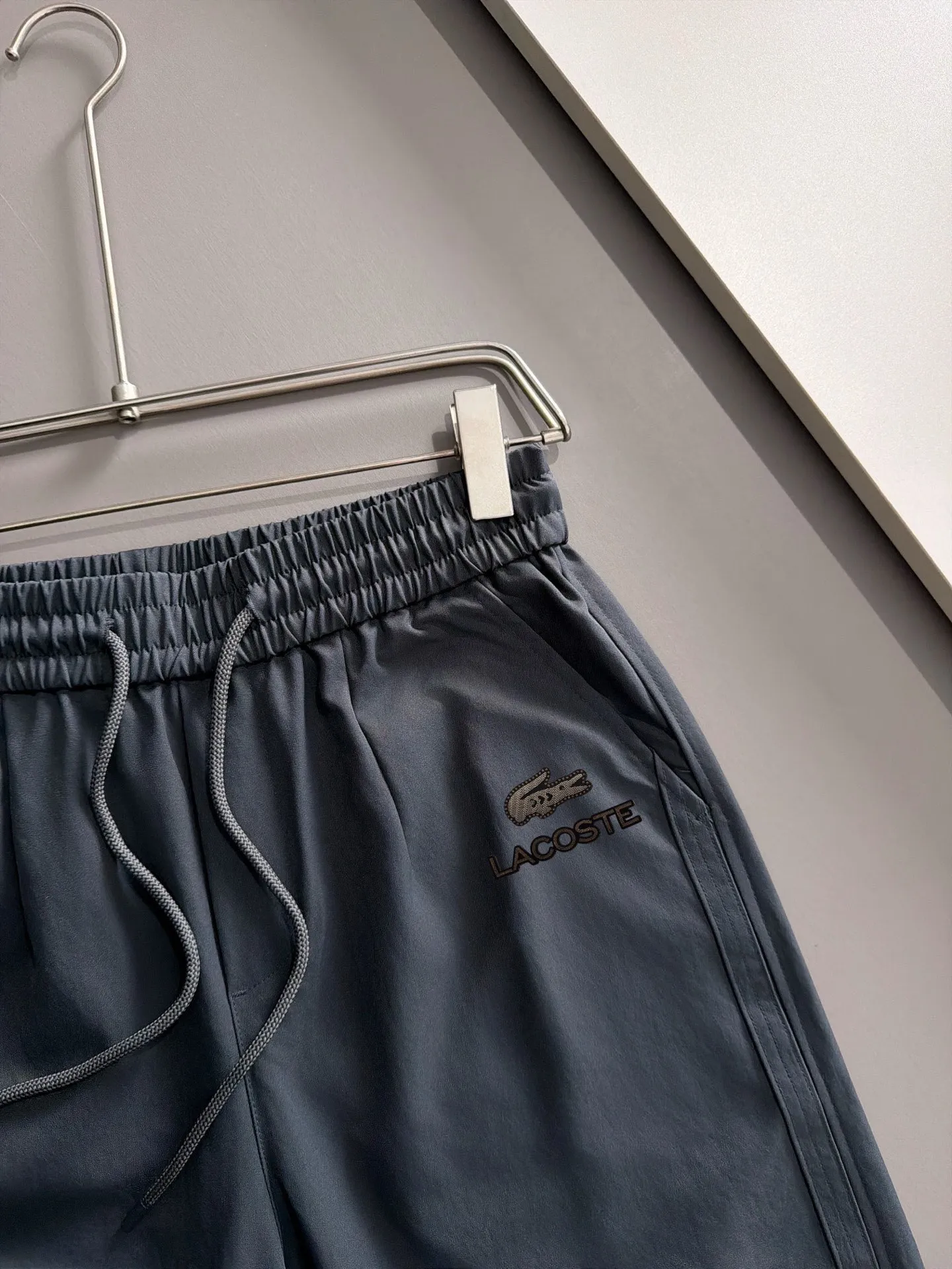 Crocodile 2026 spring and summer New Arrival casual pants, custom-made fabrics Breathable at the counter, high comfort, impeccable details, brand element design concept, reflecting high quality. It feels delicate and soft! It presents a casual cut and the upper body shape is great! Sizes:M-4XL